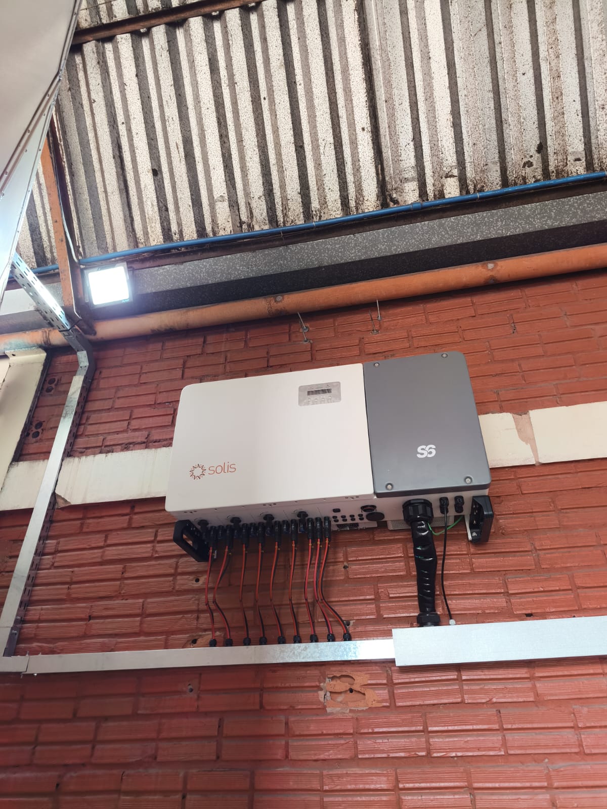 Inversor Solis integrado ao barramento de 220 V