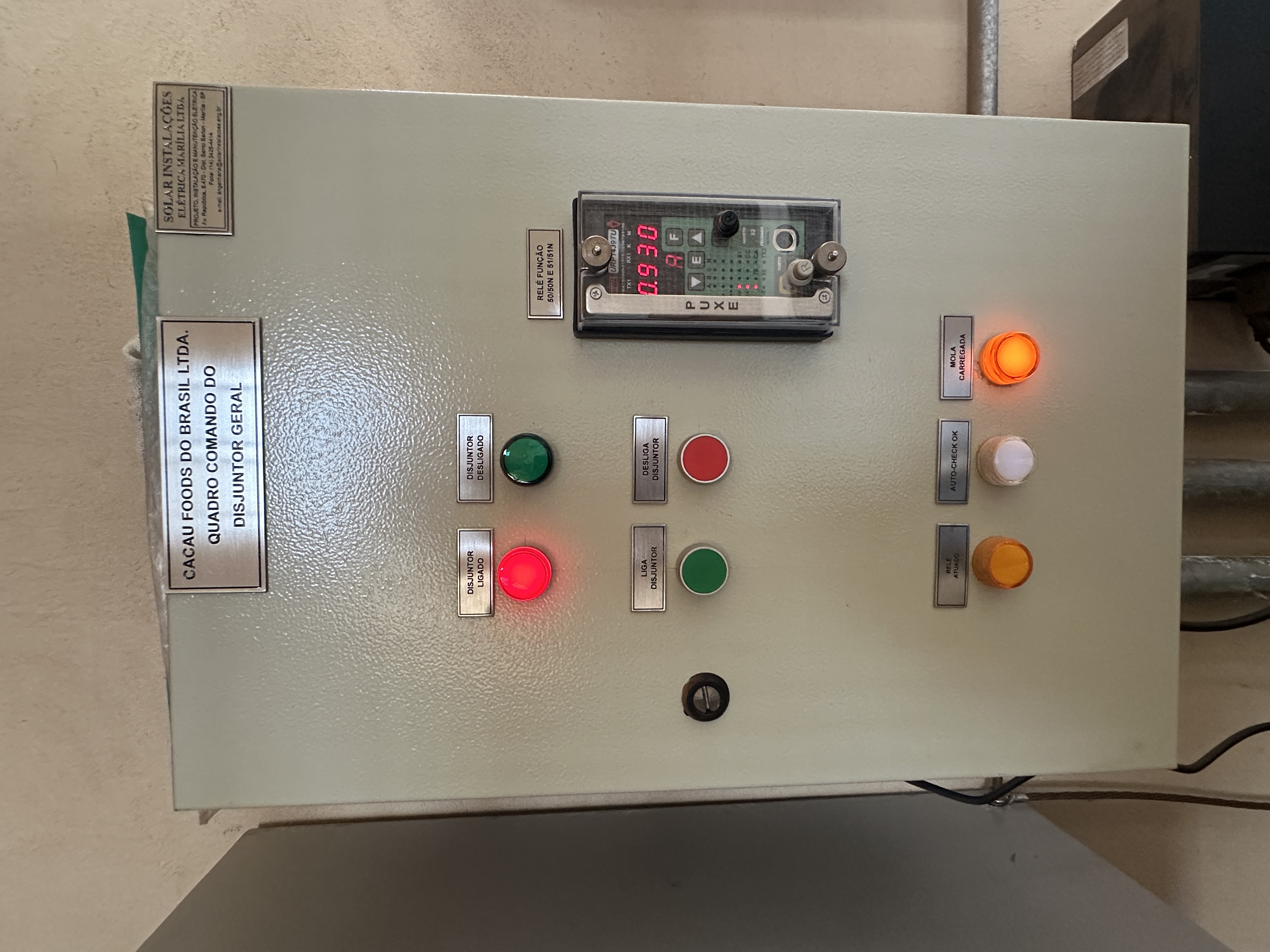 Painel de proteção e comando integrado à cabine de média tensão