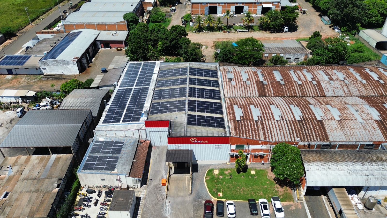 Vista aérea da Cacau Foods com a usina fotovoltaica instalada