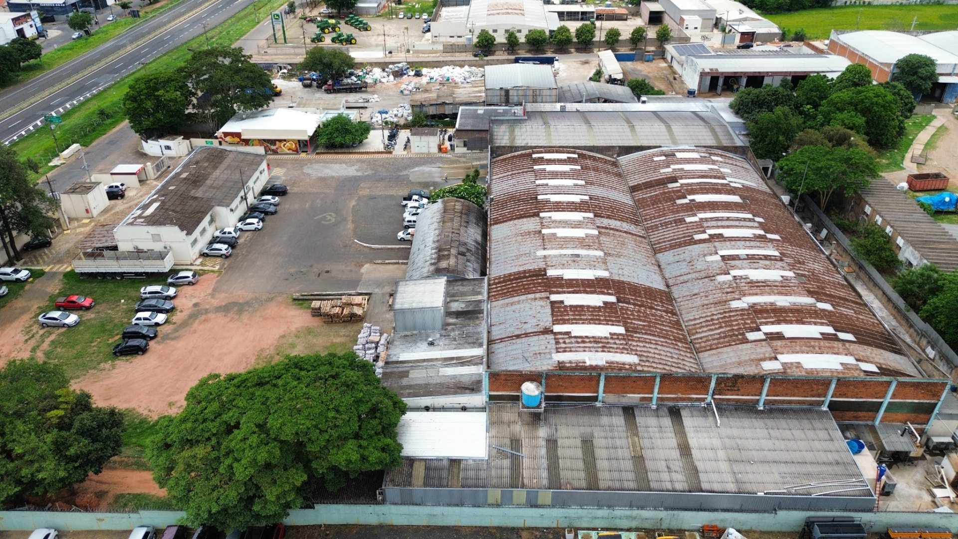 Vista aérea da cobertura antiga da fábrica